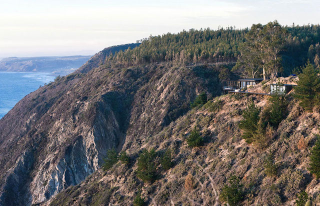 Illustration for article titled Perfect home perched on a cliff is made of dreams of quiet, food and sex